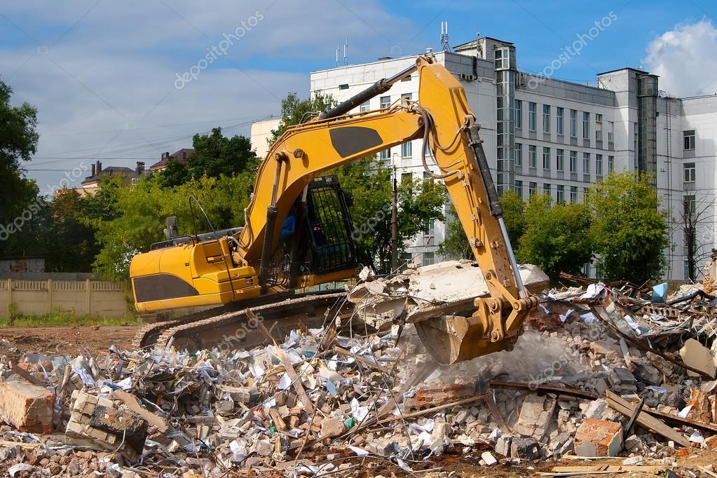 Процесс демонтажа перегородки